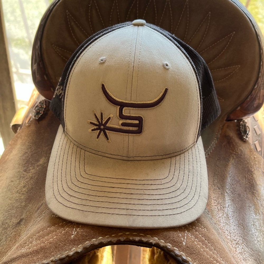 Tan and brown spin em hat